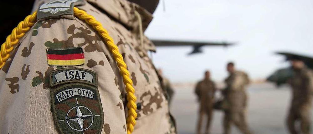 600 bis 800 Bundeswehrsoldaten werden auch nach Ende des Kampfeinsatzes in Afghanistan bleiben, verkündet Verteidigungsminister De Maizière.