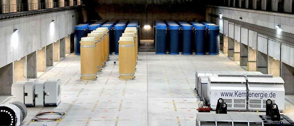 Das Zwischenlager in Gorleben in Steinwurf-Entfernung vom Endlager-Bergwerk ist bisher der einzige Lagerplatz für Atommüll, der aus den Wiederaufarbeitungsanlagen in Sellafield und La Hague zurückgenommen werden muss. Das soll sich nun ändern. Baden-Württemberg und Schleswig-Holstein haben angeboten, die nächsten Castoren im Jahre 2015 zu übernehmen. 