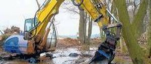 Erste Hilfe. Ein Bagger entfernt braunen Schlamm aus einem Spreezufluss. Foto: dpa