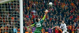Vorsicht Ronaldo! Aber diesmal trifft der Real-Torjäger nicht ins Netz.