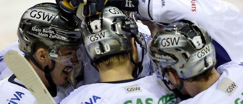 Eiskalt: Der Berliner Torschütze Mads Christensen (M.) jubelt mit seinen Mitspielern über seinen Treffer zum 1:1-Ausgleich.