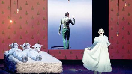 Peter Pan (Sabin Tambrea, M.) wird begeistert empfangen von Wendy (Anna Graenzer).