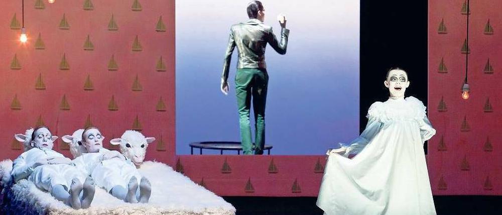 Peter Pan (Sabin Tambrea, M.) wird begeistert empfangen von Wendy (Anna Graenzer).