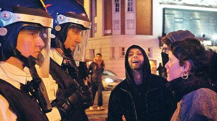 Polizei in Alarmbereitschaft. Thatcher-Gegner wie hier in Brixton feiern ihren Tod und bereiten sich auf die Beerdigung vor. 
