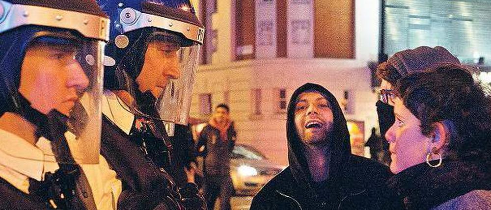 Polizei in Alarmbereitschaft. Thatcher-Gegner wie hier in Brixton feiern ihren Tod und bereiten sich auf die Beerdigung vor. 