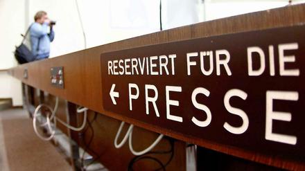 Mehr Raum für die Presse? Wie das neue Verfahren zur Vergabe der Medienplätze beim NSU-Prozess aussehen oder ob ein größerer Saal zur Verfügung gestellt werden soll, konnte die Sprecherin des Oberlandesgerichts in München nach der Verschiebung des Auftakts am Montag auch noch nicht sagen.