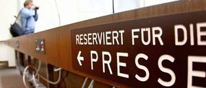 Mehr Raum für die Presse? Wie das neue Verfahren zur Vergabe der Medienplätze beim NSU-Prozess aussehen oder ob ein größerer Saal zur Verfügung gestellt werden soll, konnte die Sprecherin des Oberlandesgerichts in München nach der Verschiebung des Auftakts am Montag auch noch nicht sagen.