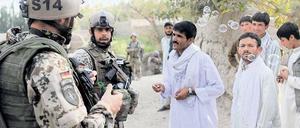 Unersetzlich. Die Truppe ist am Hindukusch auf Einheimische angewiesen, die zum Beispiel in Gesprächen dolmetschen können. Foto: Maurizio Gambarini/dpa