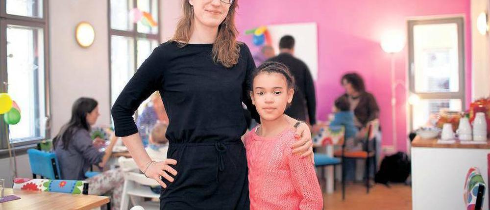 Füreinander da sein. Katharina Sander, 32, aus Weißensee (hier mit ihrer Nichte Malika) lädt Alleinerziehende zum Sonntagsbrunch ein.