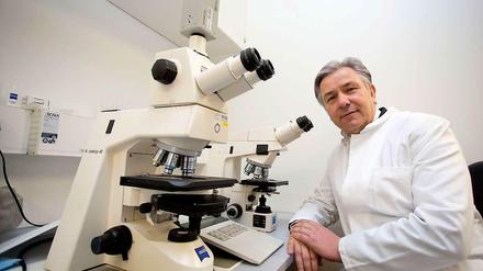 Klaus Wowereit im neuen Labor von Charité und Vivantes - anders als so manches andere Großprojekt in der Stadt, hat der Bau dieser Einrichtung geklappt.