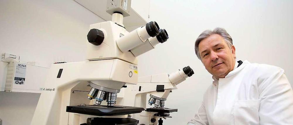 Klaus Wowereit im neuen Labor von Charité und Vivantes - anders als so manches andere Großprojekt in der Stadt, hat der Bau dieser Einrichtung geklappt.