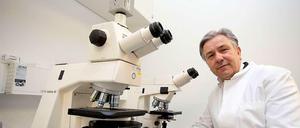 Klaus Wowereit im neuen Labor von Charité und Vivantes - anders als so manches andere Großprojekt in der Stadt, hat der Bau dieser Einrichtung geklappt.