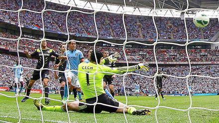 Cech geschlagen. Chelseas Torhüter kann das 1:0 von Samir Nasri nicht verhindern.