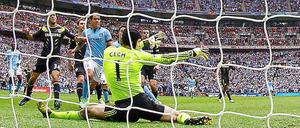 Cech geschlagen. Chelseas Torhüter kann das 1:0 von Samir Nasri nicht verhindern.