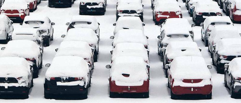 Auf der Halde. Neuwagen verkaufen sich im Winter traditionell schlecht. In diesem Jahr ist die Zahl der Neuzulassungen aber besonders deutlich gesunken.