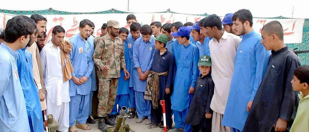 Das Militär und religiöse Organisationen genießen bei jungen Menschen in Pakistan ein hohes Ansehen.