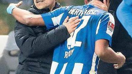 Komm’ feiern. Trainer Luhukay (l.) will eine Party gegen Sandhausen. 