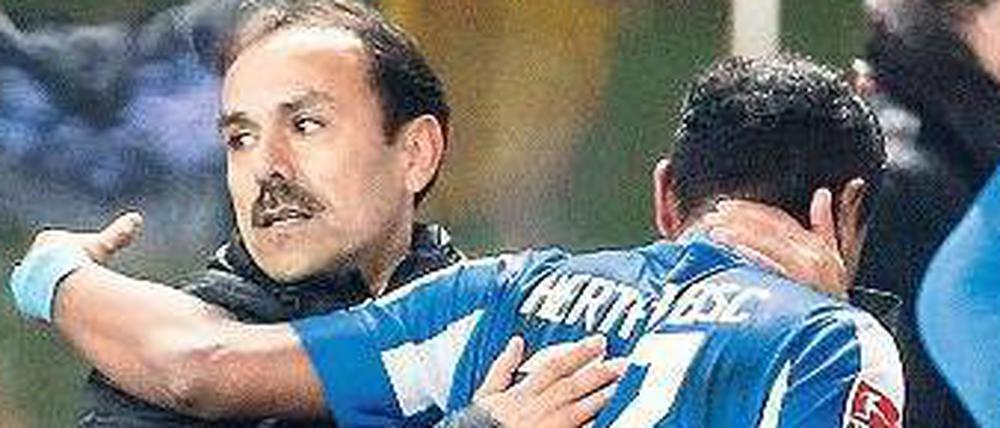 Komm’ feiern. Trainer Luhukay (l.) will eine Party gegen Sandhausen. 