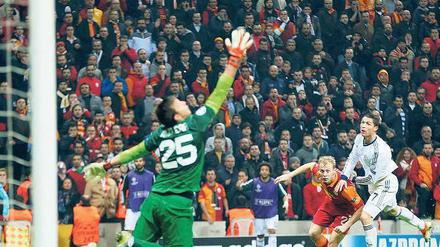 Auf ihn ist Verlass bei Real. Allein Cristiano Ronaldo (r.) konnte Istanbuls Torwart Fernando Muslera vor größere Probleme stellen. Foto: Reuters