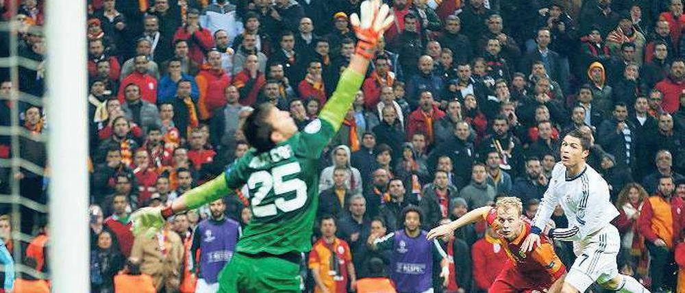 Auf ihn ist Verlass bei Real. Allein Cristiano Ronaldo (r.) konnte Istanbuls Torwart Fernando Muslera vor größere Probleme stellen. Foto: Reuters
