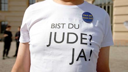 Haut ab! Kippa auf! Protestaktion gegen das Beschneidungsverbot.