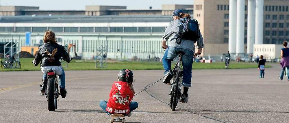 Wenn es nach zwei Surfaktivisten gehen würde, wären am Flughafen Tempelhof bald nicht nur Trocken-Sportarten möglich, sondern auch Surfen. 