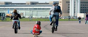 Wenn es nach zwei Surfaktivisten gehen würde, wären am Flughafen Tempelhof bald nicht nur Trocken-Sportarten möglich, sondern auch Surfen. 