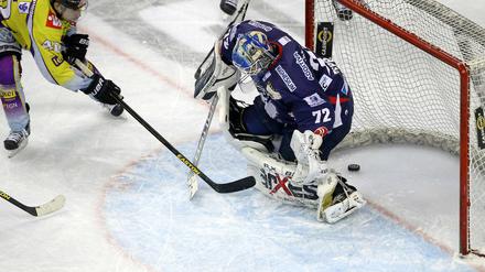 Puck im Tor. Krefelds Methot überwindet Torhüter Zepp (rechts) von den Eisbären.