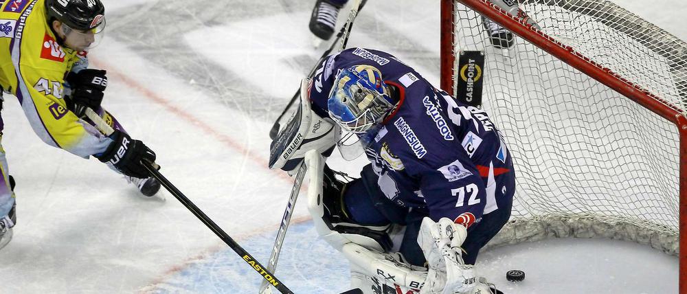 Puck im Tor. Krefelds Methot überwindet Torhüter Zepp (rechts) von den Eisbären.