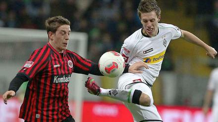 Übersprungen: Gladbachs Patrick Hermann spitzelt den Ball an Frankfurts Bastian Oczipka vorbei.