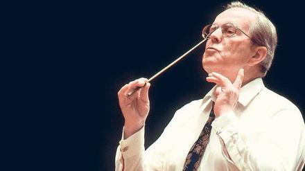 Goldenes Handwerk. Wolfgang Sawallisch am Pult, aufgenommen in Paris, 1994. Foto: culture-images/Lebrecht