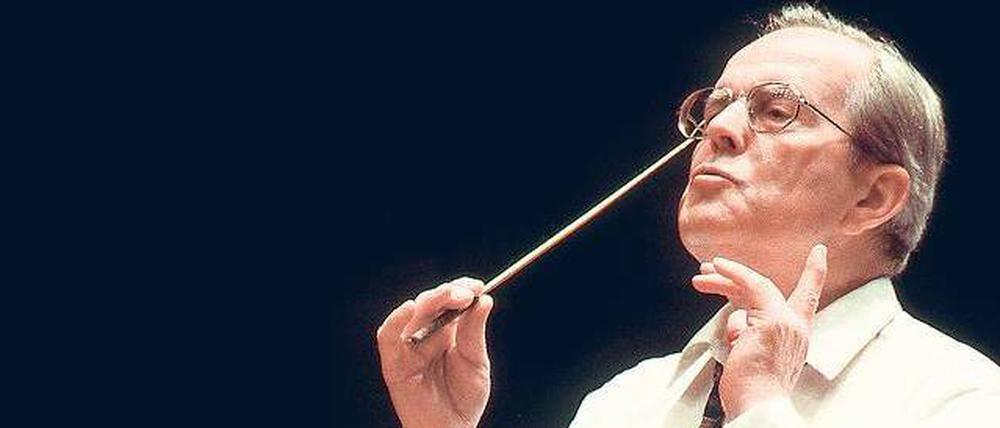 Goldenes Handwerk. Wolfgang Sawallisch am Pult, aufgenommen in Paris, 1994. Foto: culture-images/Lebrecht