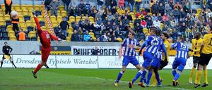 Mickael Poté erzielt das 1:0 gegen Hertha BSC.