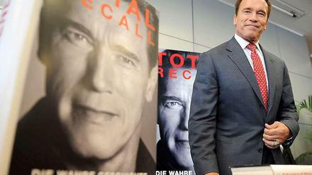 Auf etwa 670 Seiten schreibt Arnold Schwarzenegger "die wahre Geschichte " seines Lebens auf. 