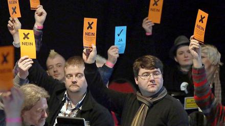 Per Karte stimmen die Piraten ab.