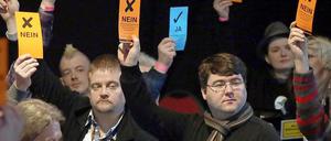 Per Karte stimmen die Piraten ab.