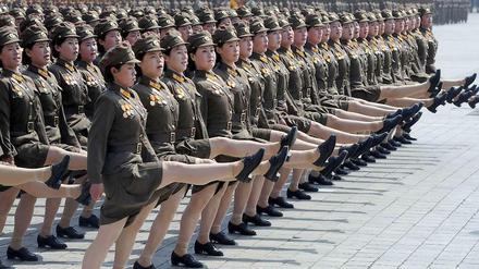Und hoch das Bein. Die Gardetanzgruppe der nordkoreanischen Jecken macht vor, wie es auch in Berlin laufen soll.