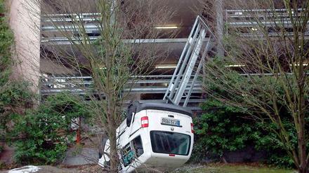 Am Freitagmittag ist ein Autofahrer mit seinem Wagen acht Meter tief aus einem Marzahner Parkhaus gestürzt. 