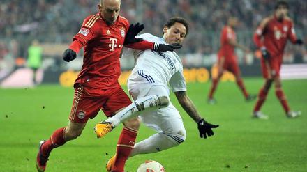 Franck Ribéry lässt Jermaine Jones keine Chance, an den Ball zu kommen.