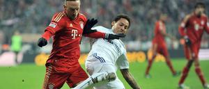Franck Ribéry lässt Jermaine Jones keine Chance, an den Ball zu kommen.