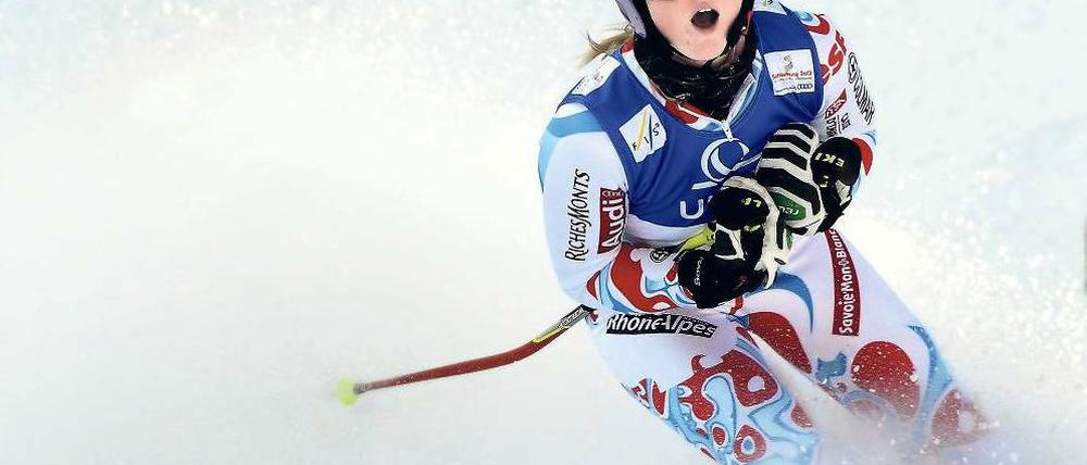 Staunen im Schneestaub. Die Siegerin Tessa Worley beeindruckte beim Riesenslalom in Schladming mit ihrem großen Vorsprung von 1,16 Sekunden. Maria Höfl-Riesch und Viktoria Rebensburg kamen nur auf die Plätze neun und elf. Foto: dpa