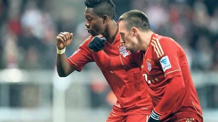 Gemeinsam stark. Der zweifache Torschütze David Alaba und der Franzose Franck Ribery zeigen, worauf es beim FC Bayern ankommt. Foto: dpa