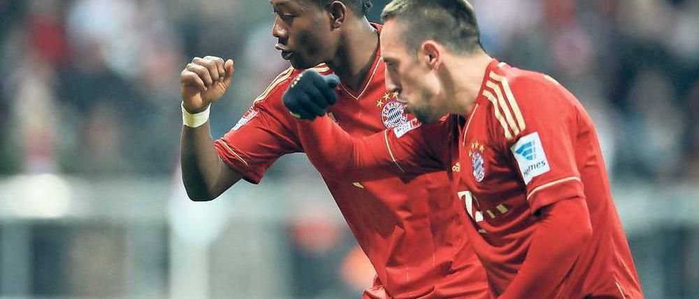Gemeinsam stark. Der zweifache Torschütze David Alaba und der Franzose Franck Ribery zeigen, worauf es beim FC Bayern ankommt. Foto: dpa
