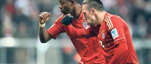 Gemeinsam stark. Der zweifache Torschütze David Alaba und der Franzose Franck Ribery zeigen, worauf es beim FC Bayern ankommt. Foto: dpa