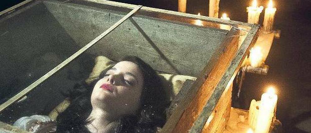 Tot oder nur leblos? Stefanie (Gloria Endres de Oliveira) im Glassarg. Foto: ZDF