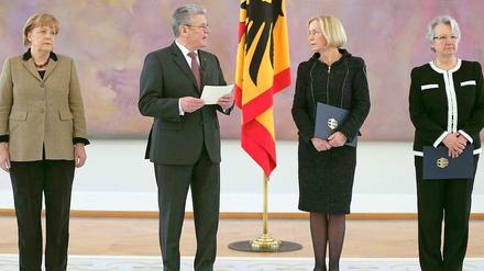 Amtsübergabe in Schloss Bellevue: Kanzlerin Angela Merkel, Bundespräsident Joachim Gauck, die neue Bildungsministerin Johanna Wanka und Vorgängerin Annette Schavan (von links)