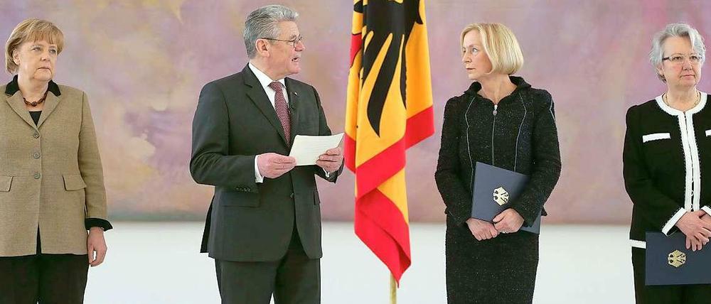 Amtsübergabe in Schloss Bellevue: Kanzlerin Angela Merkel, Bundespräsident Joachim Gauck, die neue Bildungsministerin Johanna Wanka und Vorgängerin Annette Schavan (von links)