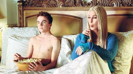 Im Film "Unzertrennlich" nascht Cher (r.) mit einem Teenager Popcorn.