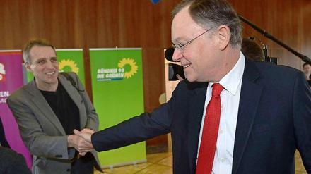 Der designierte Ministerpräsident Niedersachsens Stephan Weil (SPD, rechts) und der Spitzenkandidat der Grünen Stefan Wenzel.