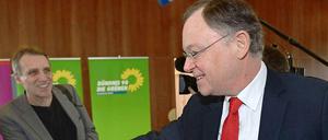Der designierte Ministerpräsident Niedersachsens Stephan Weil (SPD, rechts) und der Spitzenkandidat der Grünen Stefan Wenzel.